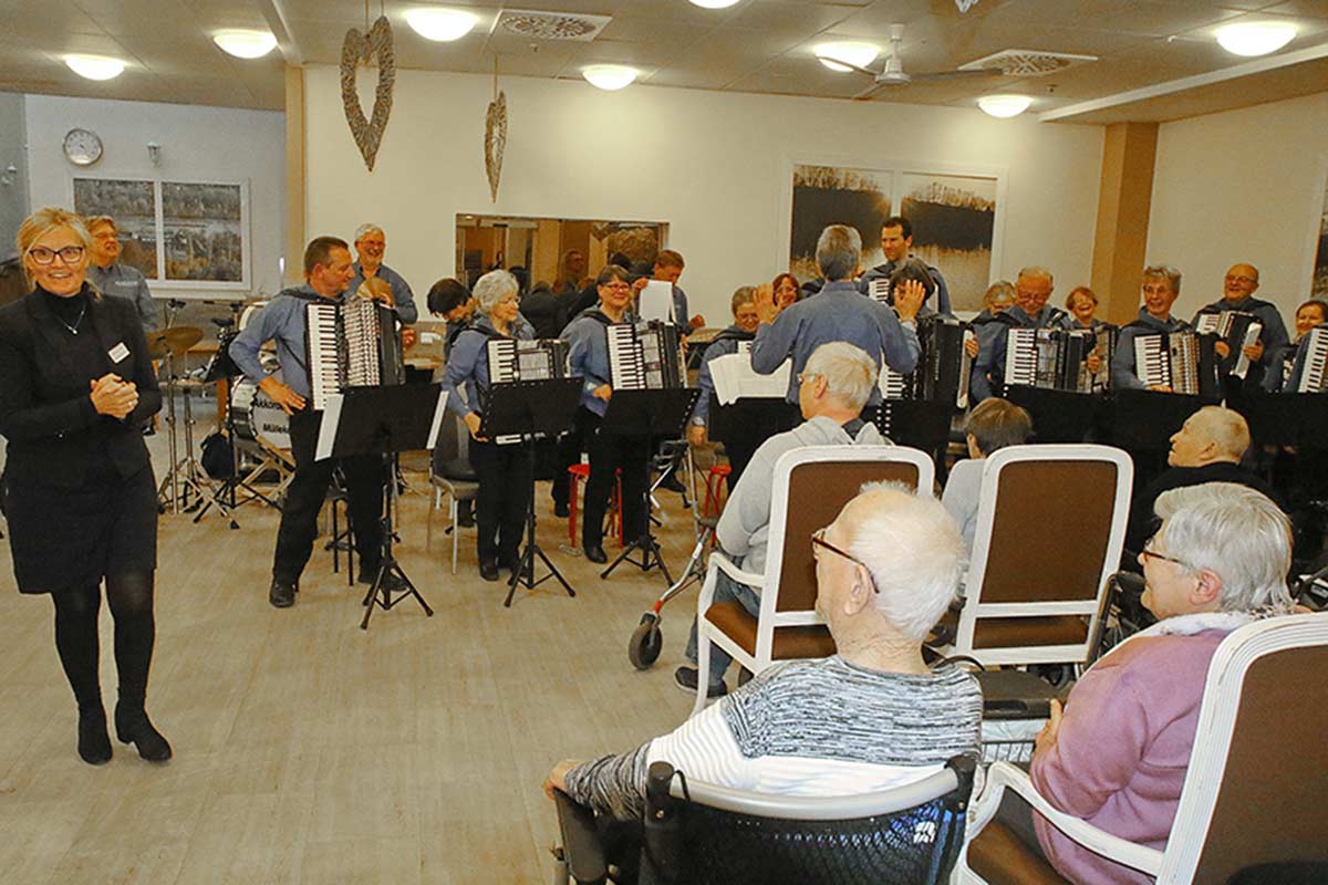 Joanna Schmidt, Leiterin der Seniorenresidenz, begrüßt das AOM